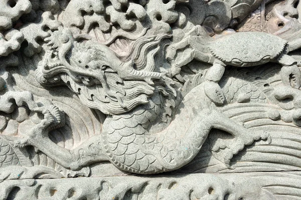 Modello di pietra in stile asiatico su un muro — Foto Stock