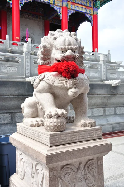 Scultura in pietra di leone cinese nel tempio cinese — Foto Stock