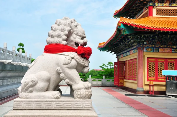 Китайская львиная каменная скульптура в китайском храме — стоковое фото