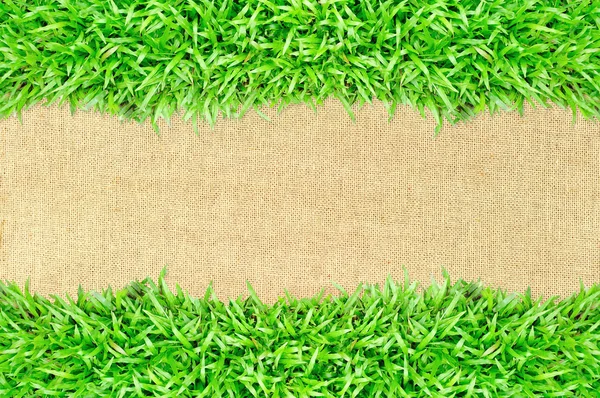 Marco de hierba sobre fondo de textura de arpillera —  Fotos de Stock