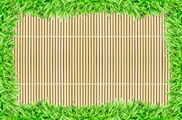 Marco de hierba sobre fondo de textura de bambú — Foto de Stock