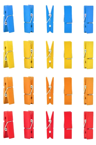 Vestiti in legno pin colori con percorso — Foto Stock