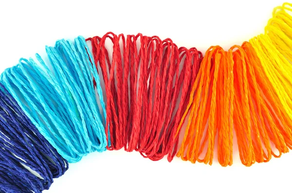 Cordas coloridas no fundo branco — Fotografia de Stock