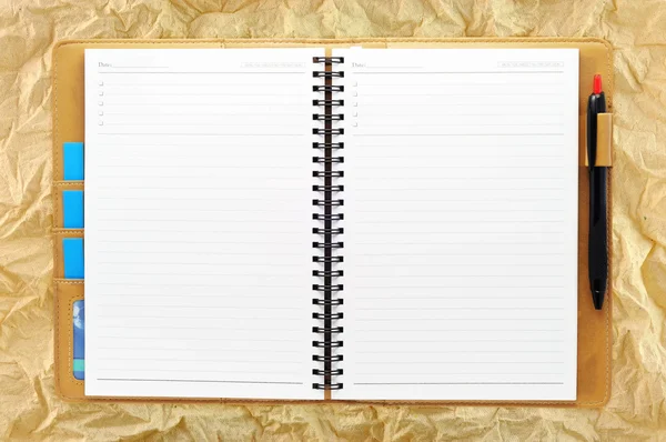Blanko-Notizbuch auf Grunge-Papier öffnen — Stockfoto