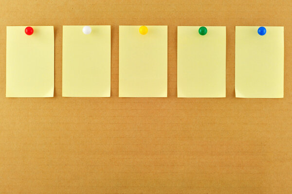 Приколотые чистые липкие ноты
