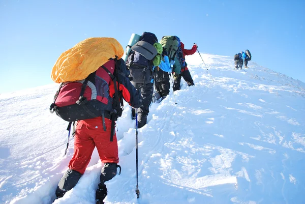 Wandelen in de winter mountain — Stockfoto