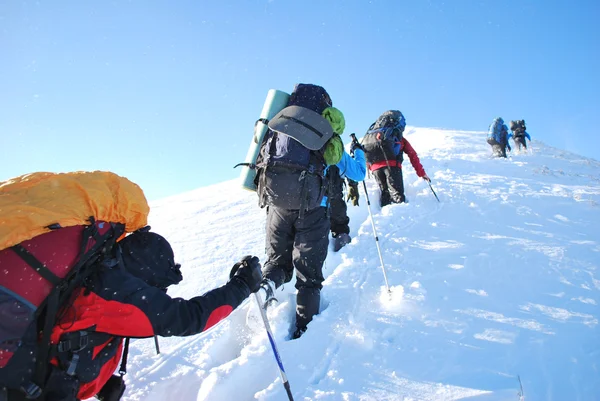 Escursione in montagna invernale — Foto Stock