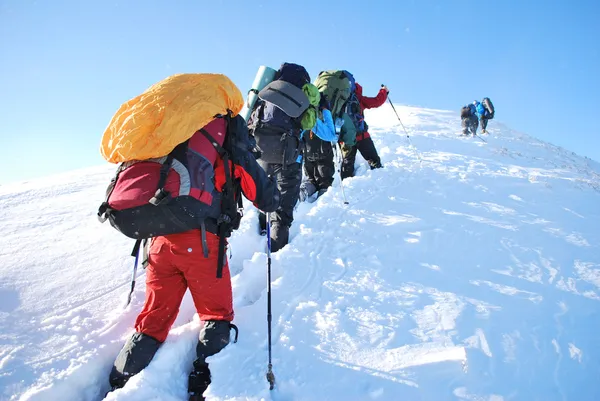 Пеший поход в зимнюю гору Стоковое Фото