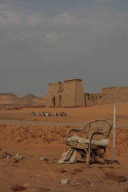 Una silla vacía en el desierto