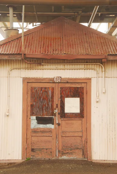 Дверь в сарай — стоковое фото