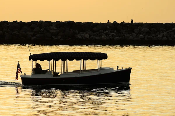 Лодка с балдахином — стоковое фото
