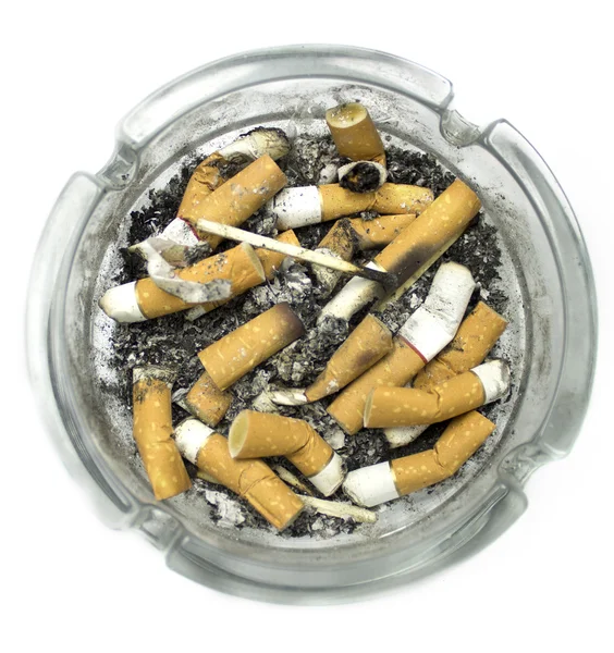 담배 꽁초로 가득 찬 쟁반 — 스톡 사진
