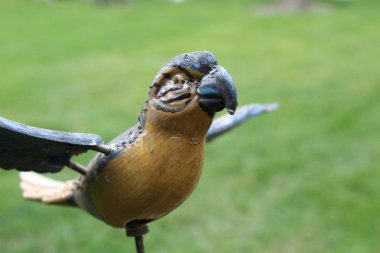 A parrot out of wood in the garden