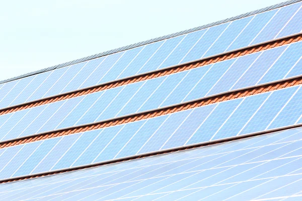 Paneles solares en el techo —  Fotos de Stock