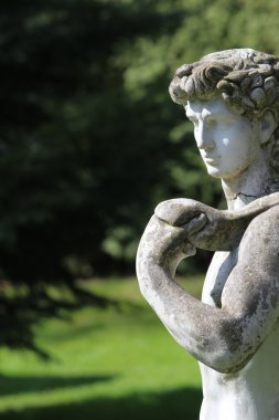 Bahçedeki heykel