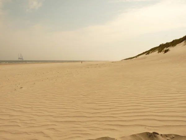 Praia do mar do norte no por do sol na ilha ameland em holland — Fotografia de Stock