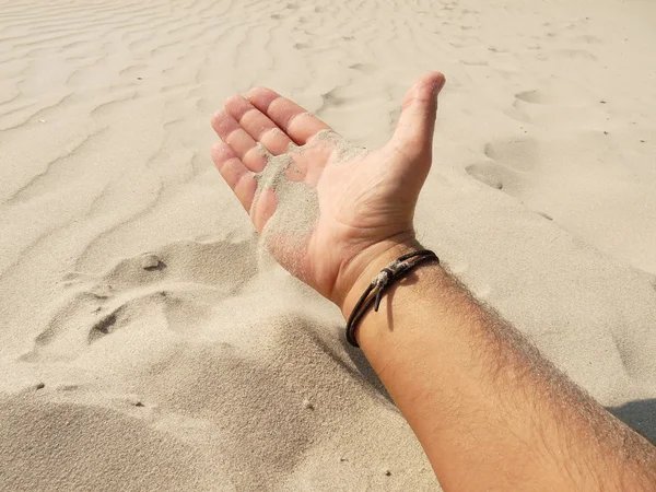 Χέρι στο παιχνίδι με την άμμο σε μια παραλία — Φωτογραφία Αρχείου