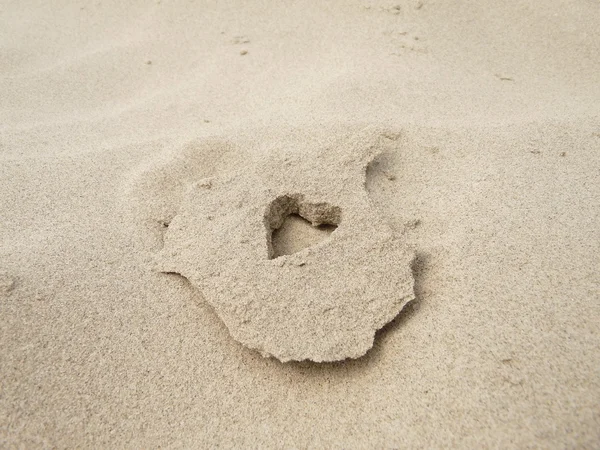 Um belo coração de areia apaixonado — Fotografia de Stock