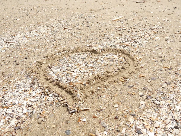 Een mooie zand hart in de liefde — Stockfoto