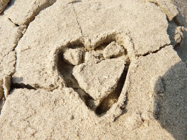 Un bonito corazón de arena enamorado — Foto de Stock