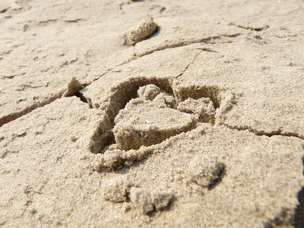 Хорошее песчаное сердце в любви — стоковое фото