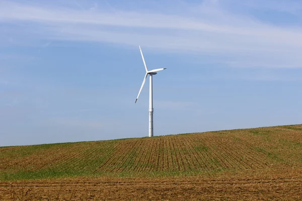 Turbina eólica con un bonito cielo azul — Foto de Stock