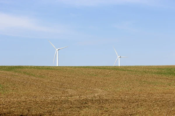 Větrné turbíny s pěkné modré nebe — Stock fotografie
