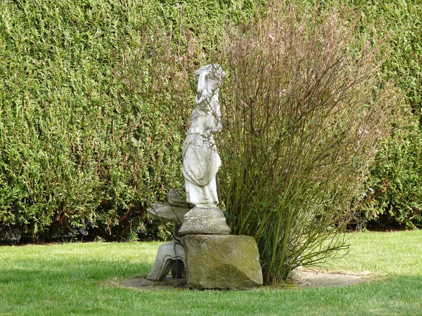 Schöne Statur im Sommergarten — Stockfoto