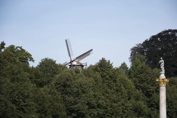 Ağaçları içindeki Mill — Stok fotoğraf