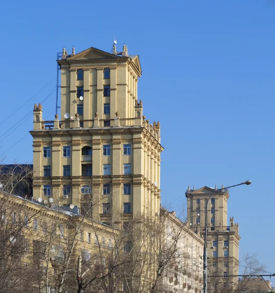 Прибутковий будинок з двох башточки на в Москві — стокове фото