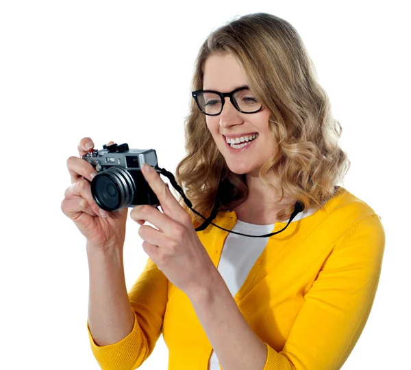 Γυναίκα φωτογράφος με μια φωτογραφική μηχανή — Φωτογραφία Αρχείου