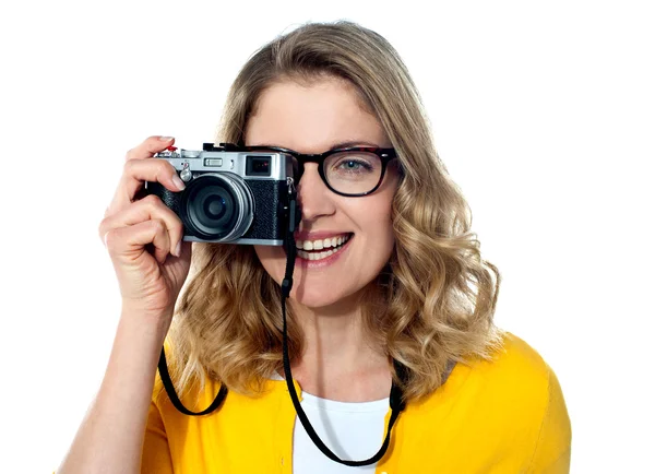 Bella ragazza con macchina fotografica — Foto Stock