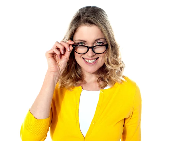 Gelukkig tienermeisje met brillen — Stockfoto