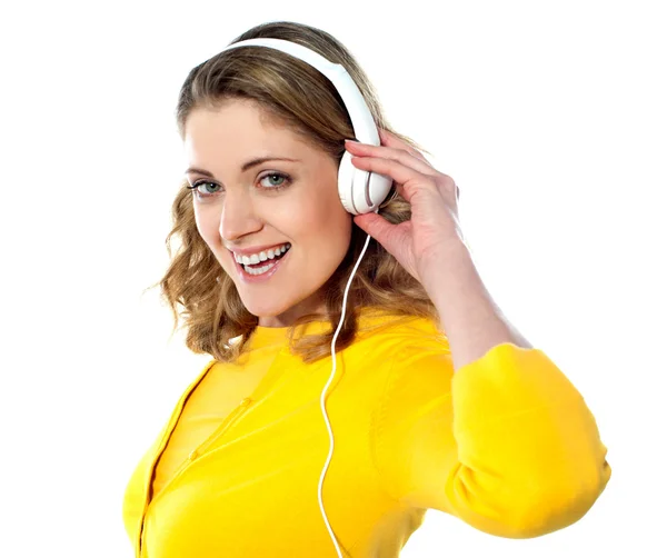 Krásná mladá žena s sluchátka, poslech hudby — Stock fotografie