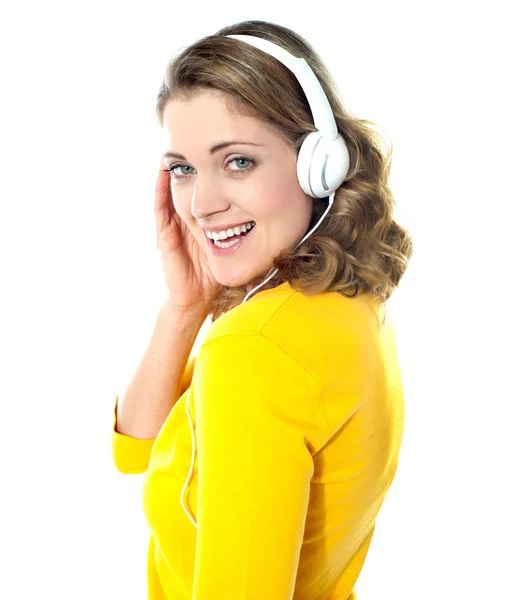 Attractive teenager tuned into music — Stock Photo, Image