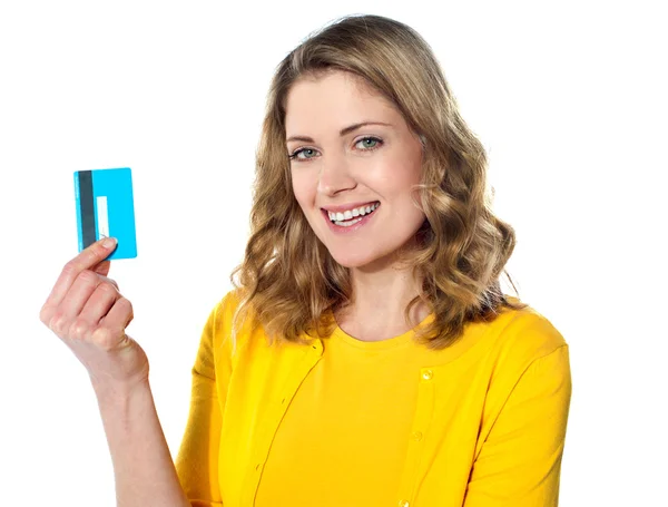 年轻人微笑的女人持有信用卡的肖像 — 图库照片