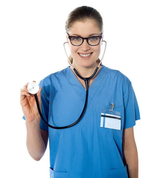 Portret van een vriendelijke vrouwelijke arts — Stockfoto