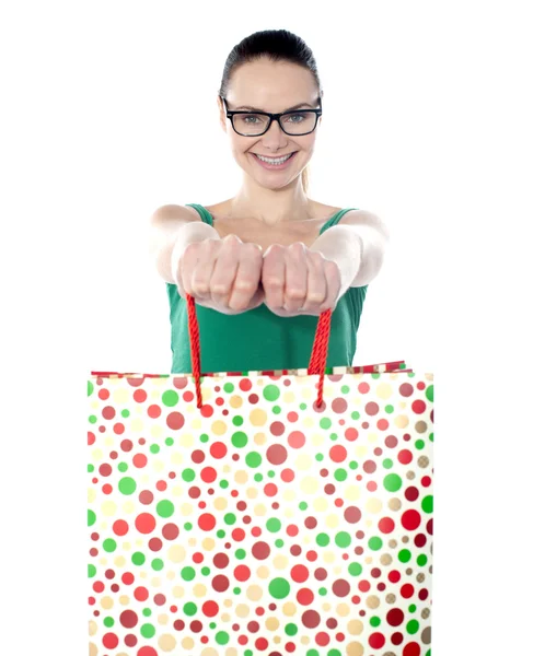 Retrato de uma jovem mulher deslumbrante carregando sacos de compras — Fotografia de Stock