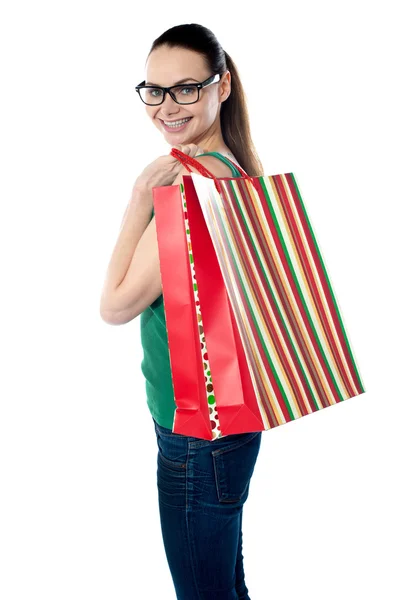 Zijaanzicht van vrouw met shopping tassen — Stockfoto
