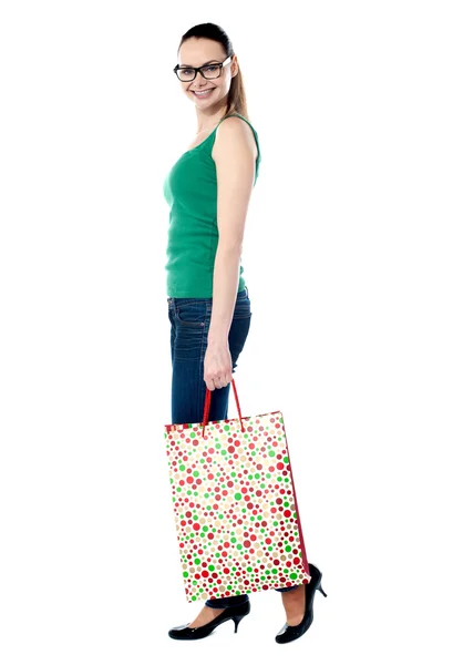 Krásná nákupní žena šťastná, drží nákupní tašky — Stock fotografie