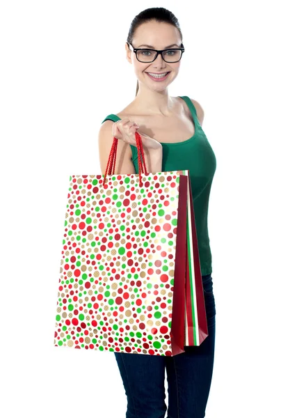 Imagem da menina de compras glamourosa segurando sacos — Fotografia de Stock