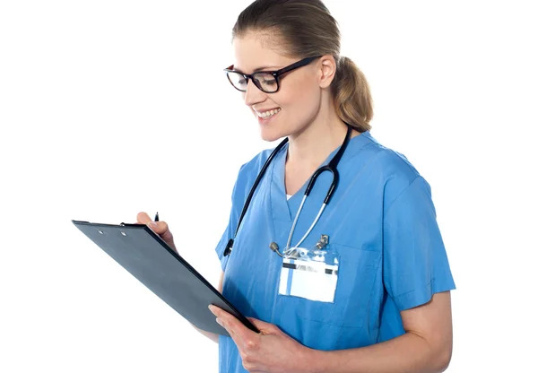 Female doctor holding a clipboard Royalty Free Stock Photos