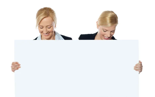 Kvinnliga företagsledare tittar på Tom webbannons — Stockfoto