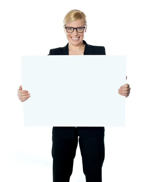 Empresária atraente segurando placa de publicidade em branco — Fotografia de Stock