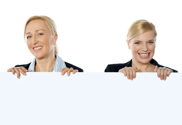 Портрет улыбающихся корпоративных женщин — стоковое фото
