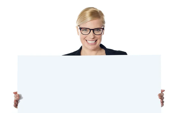Portrait of happy woman showing blank placard — Stock Photo, Image