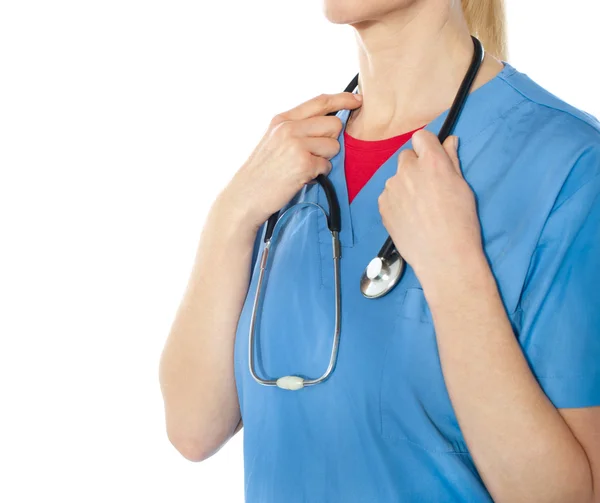 Vrouwelijke professioneel doctore bedrijf stethoscoop, close-up — Stockfoto