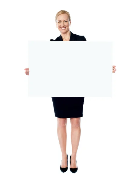 Femmina business promoter in possesso di banner bianco in bianco annuncio — Foto Stock