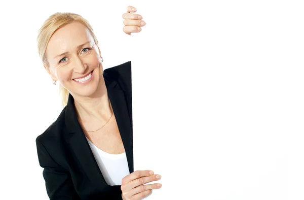 Glimlachend leeftijd vrouwelijke uitvoerend bedrijf Klembord — Stockfoto