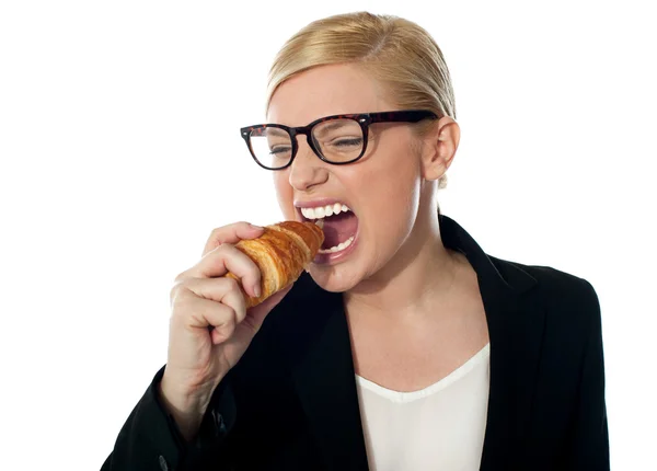 Красивая деловая женщина ест — стоковое фото